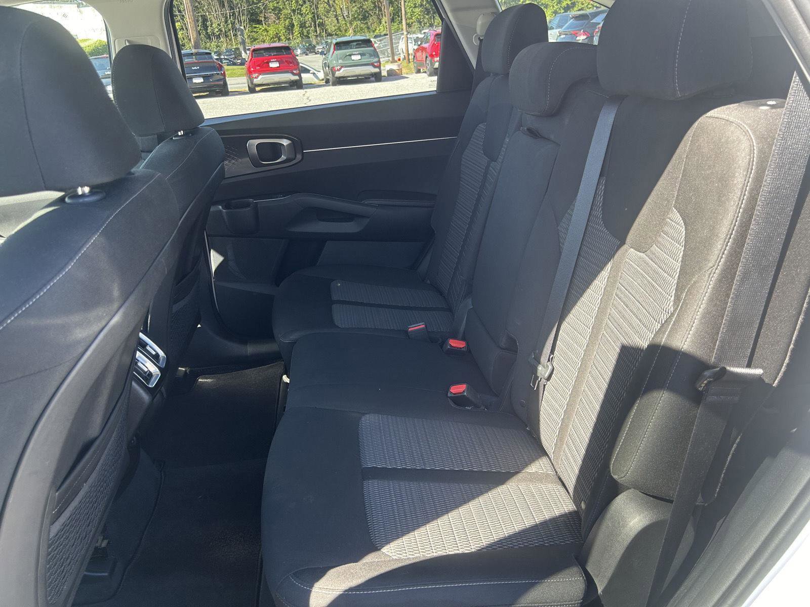 Used 2022 Kia Sorento LX image 9