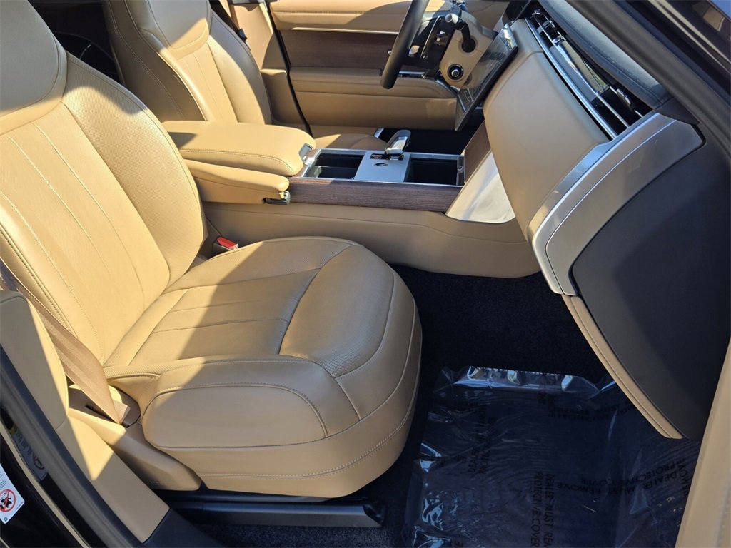 Used 2024 Land Rover Range Rover Long Wheelbase SE image 16