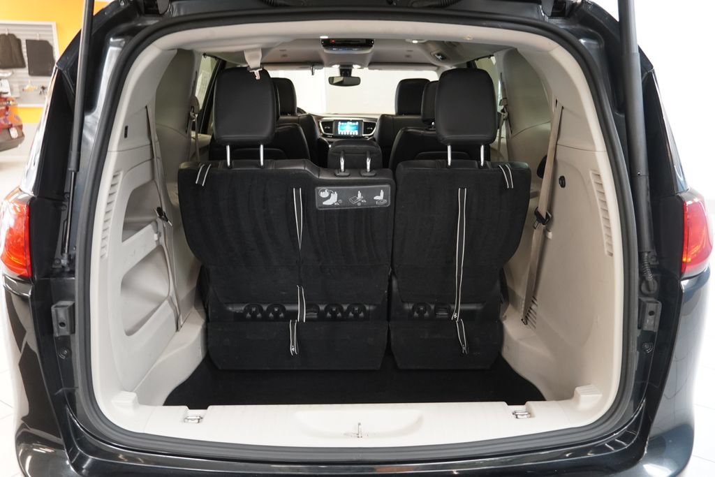 Used 2019 Chrysler Pacifica Touring-L FWD image 11