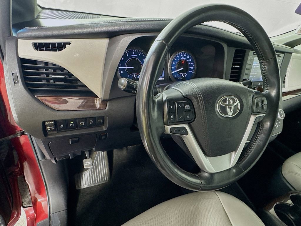 Used 2018 Toyota Sienna Limited Premium w/ Carpet Mat Package image 11