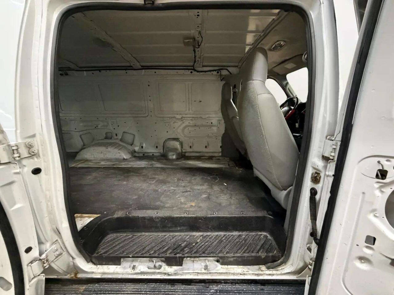 Used 2010 Ford E-350 and Econoline 350 Extended Super Duty RWD image 24