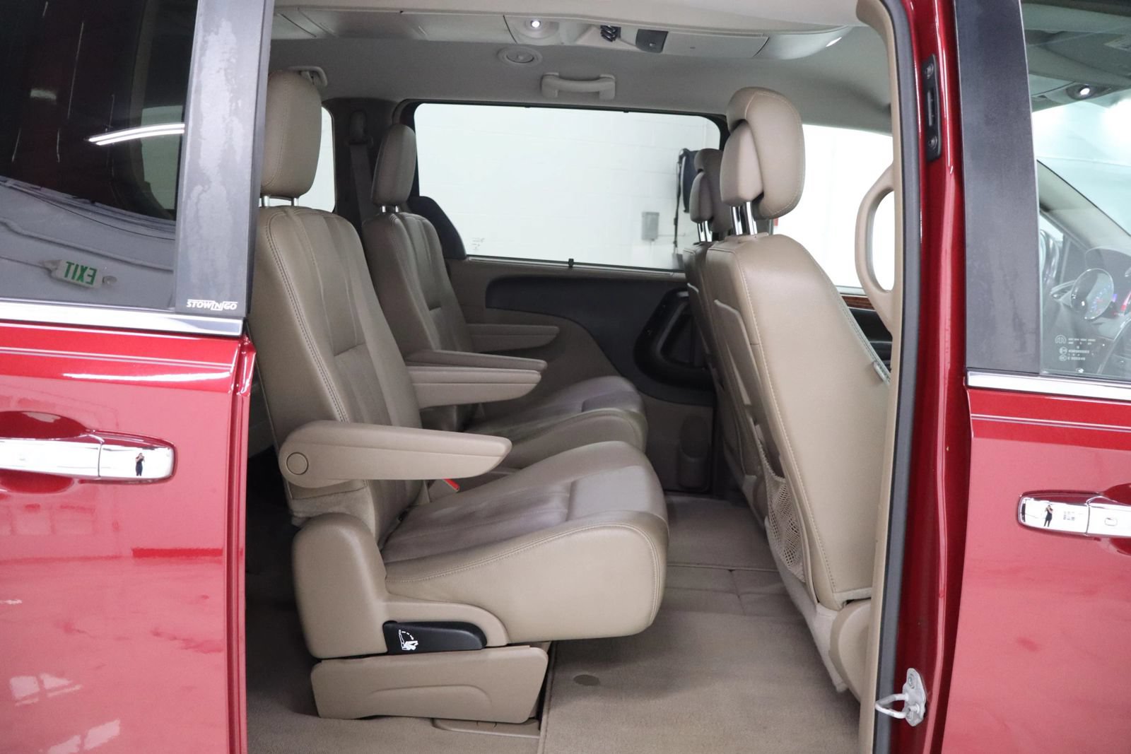 Used 2014 Chrysler Town & Country Touring-L w/ Driver Convenience Group FWD image 22