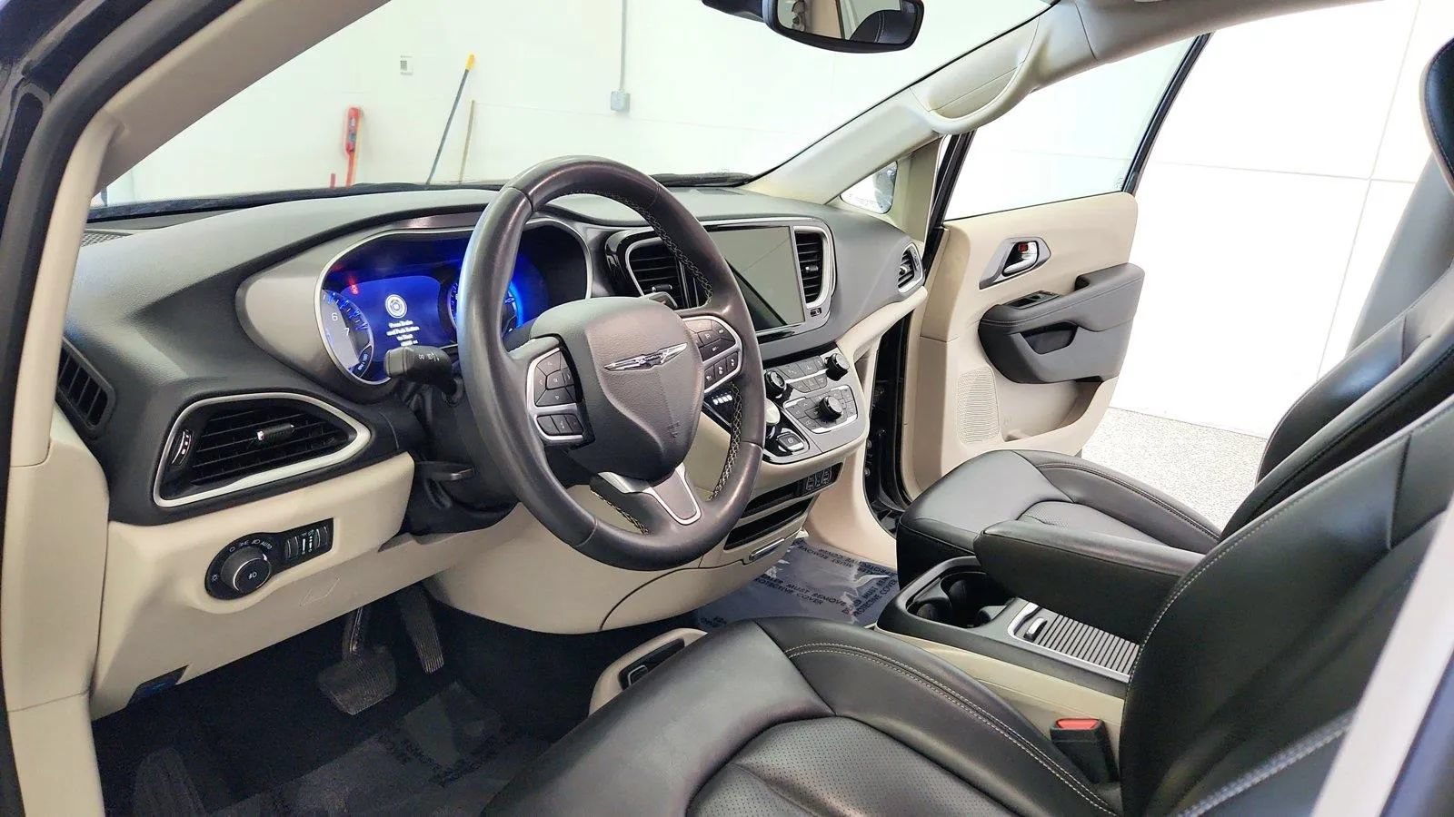 Used 2023 Chrysler Pacifica Touring-L FWD image 14