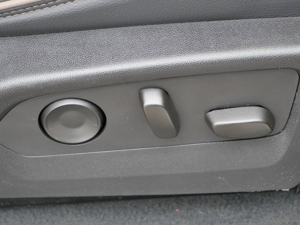 Used 2024 GMC Canyon Denali image 16