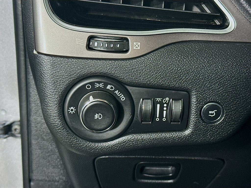 Used 2020 Jeep Cherokee Limited AWD/4WD image 20