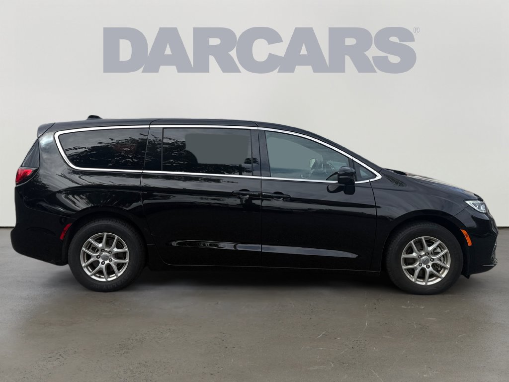 Used 2025 Chrysler Pacifica Select FWD image 8