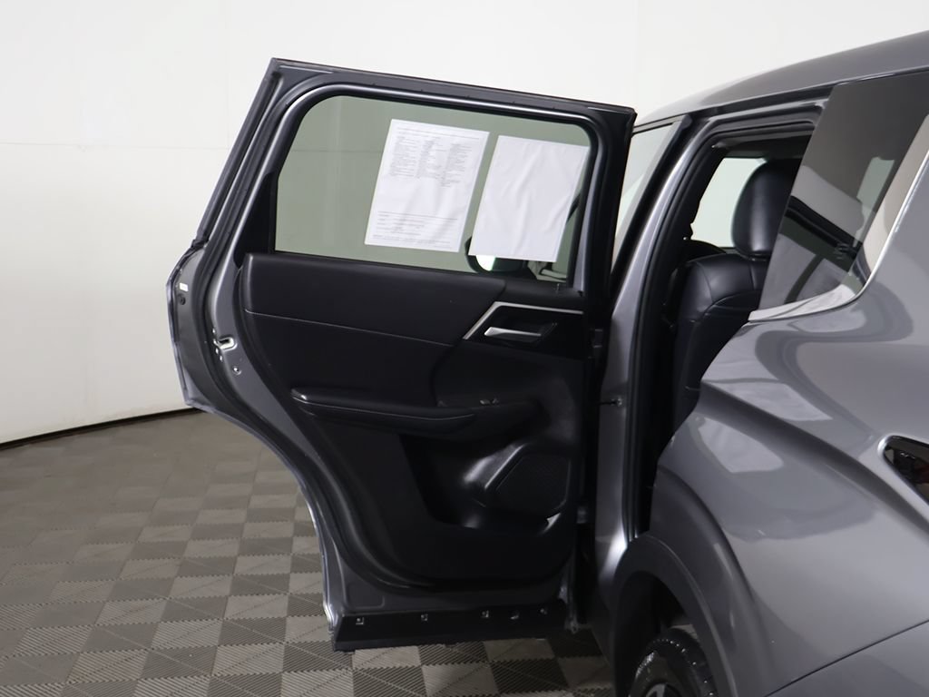 Used 2024 Mitsubishi Outlander SE Black Edition FWD image 22