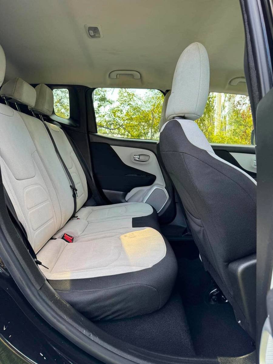 Used 2018 Jeep Renegade Latitude FWD image 13