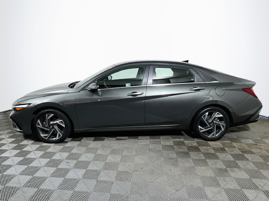 Used 2025 Hyundai Elantra Limited FWD image 4