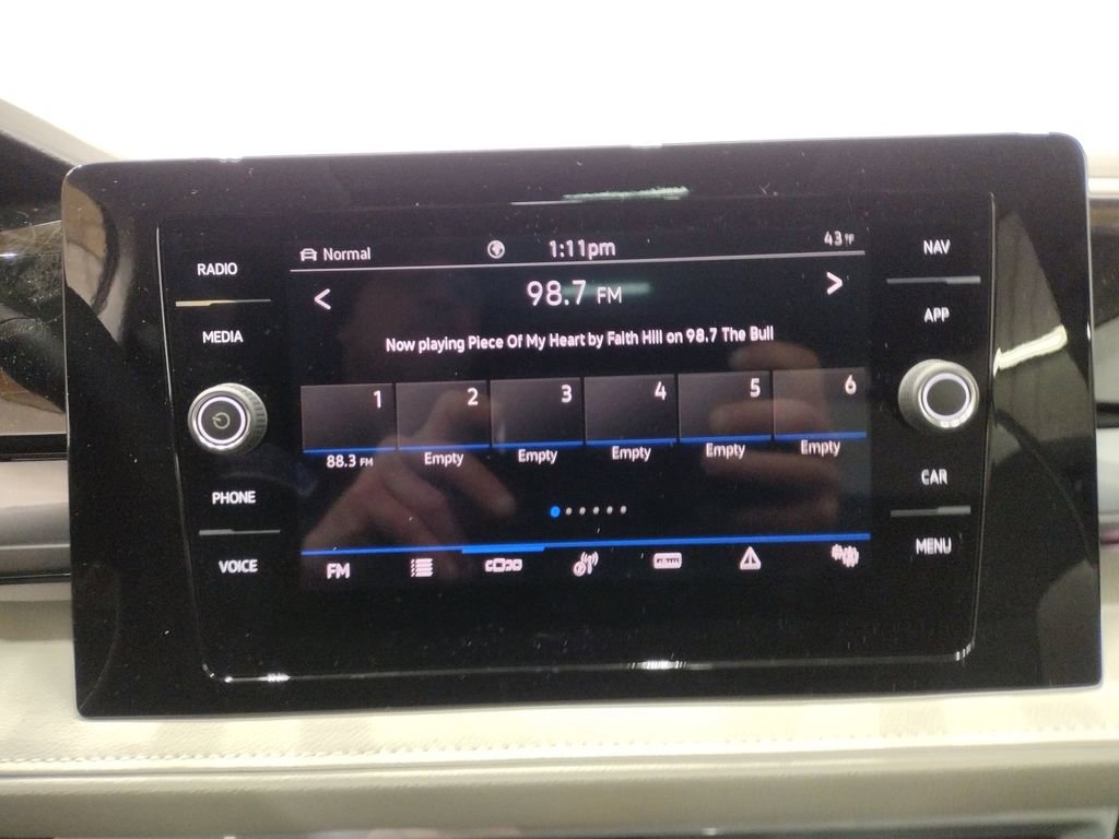 New 2025 Volkswagen Taos SEL image 27