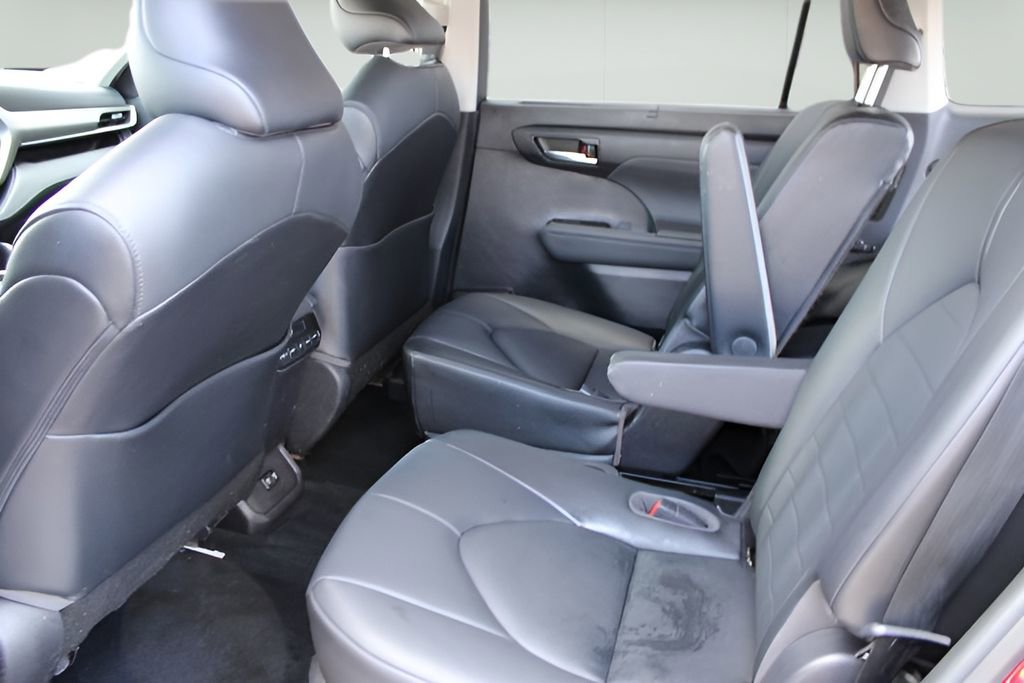 Used 2021 Toyota Highlander XLE AWD/4WD image 20