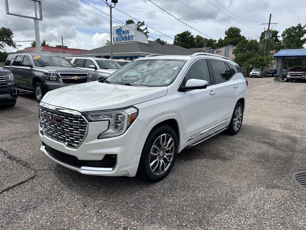 Used 2022 GMC Terrain Denali w/ Denali Premium Package AWD/4WD image 3