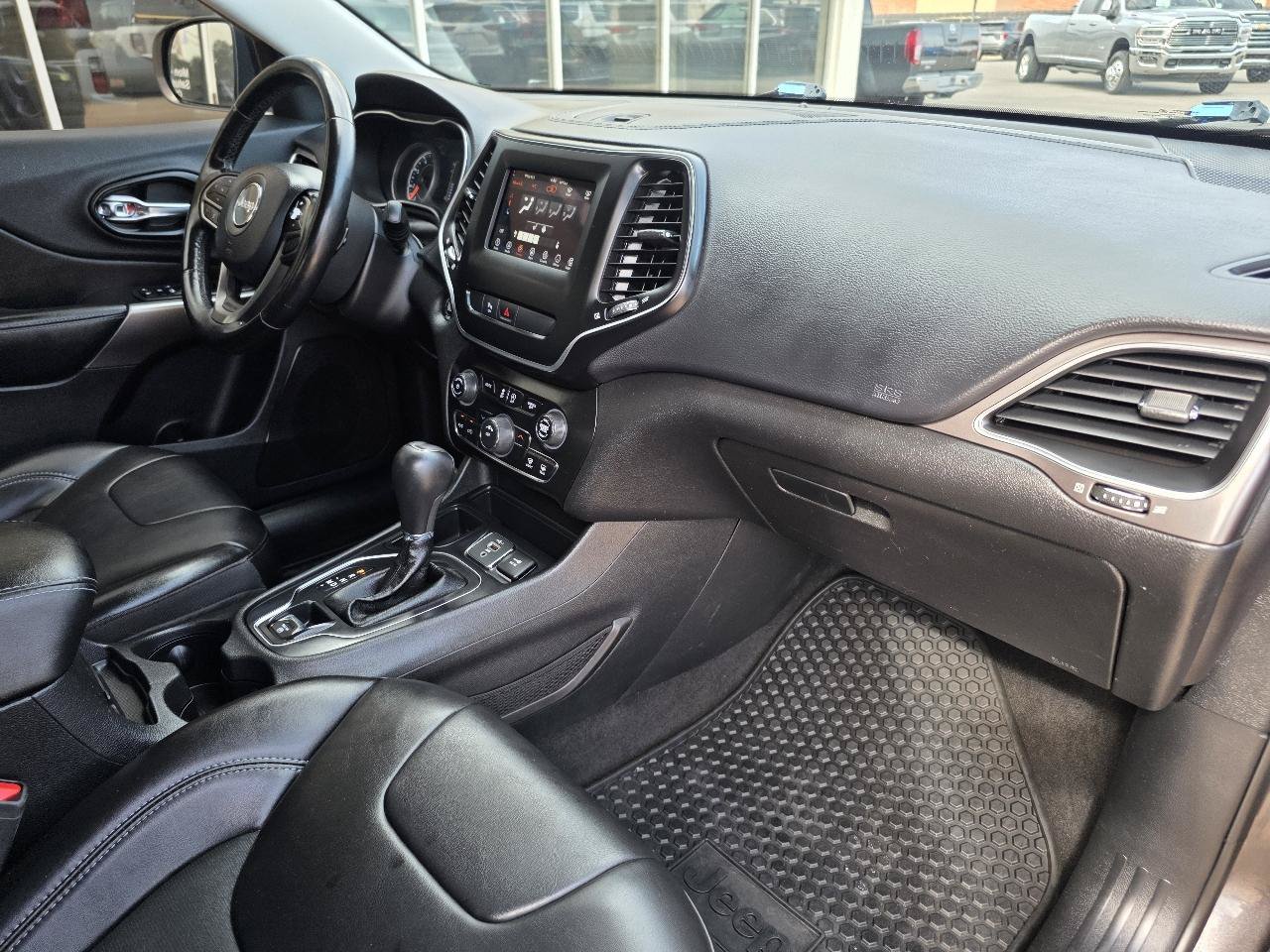 Used 2020 Jeep Cherokee Latitude Plus w/ Cold Weather Group FWD image 18