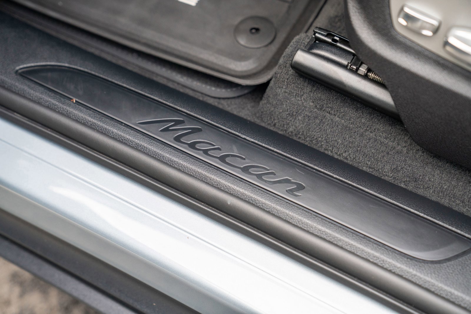 Certified 2025 Porsche Macan image 11