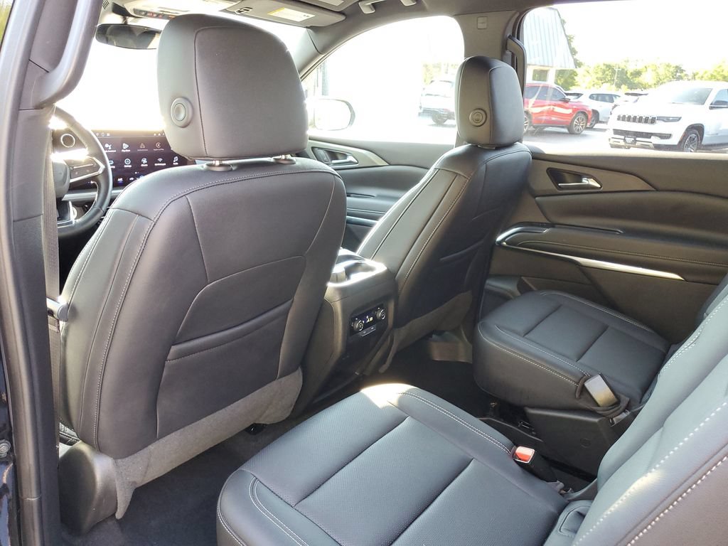 Used 2025 Chevrolet Traverse LT FWD image 27