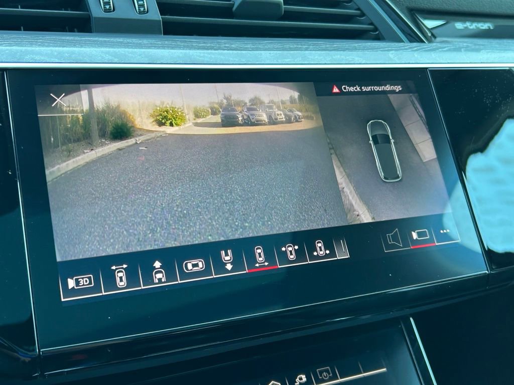 Used 2022 Audi e-tron Premium Plus w/ Premium Plus Package image 32