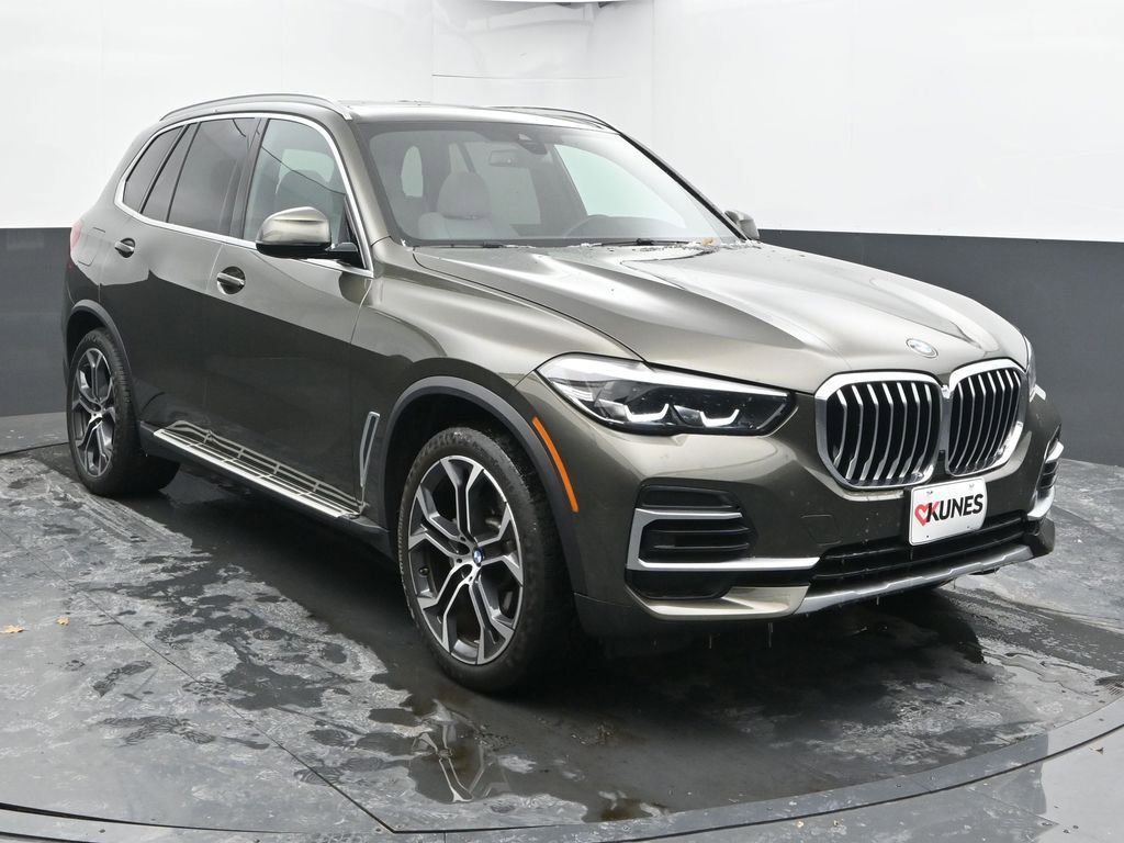 Used 2023 BMW X5 xDrive40i w/ Premium Package image 3