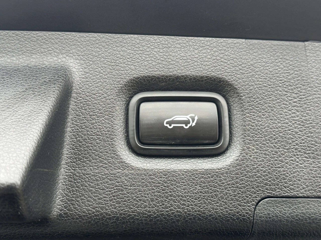 Used 2022 Hyundai Santa Fe SEL w/ Convenience + Premium Package AWD/4WD image 16