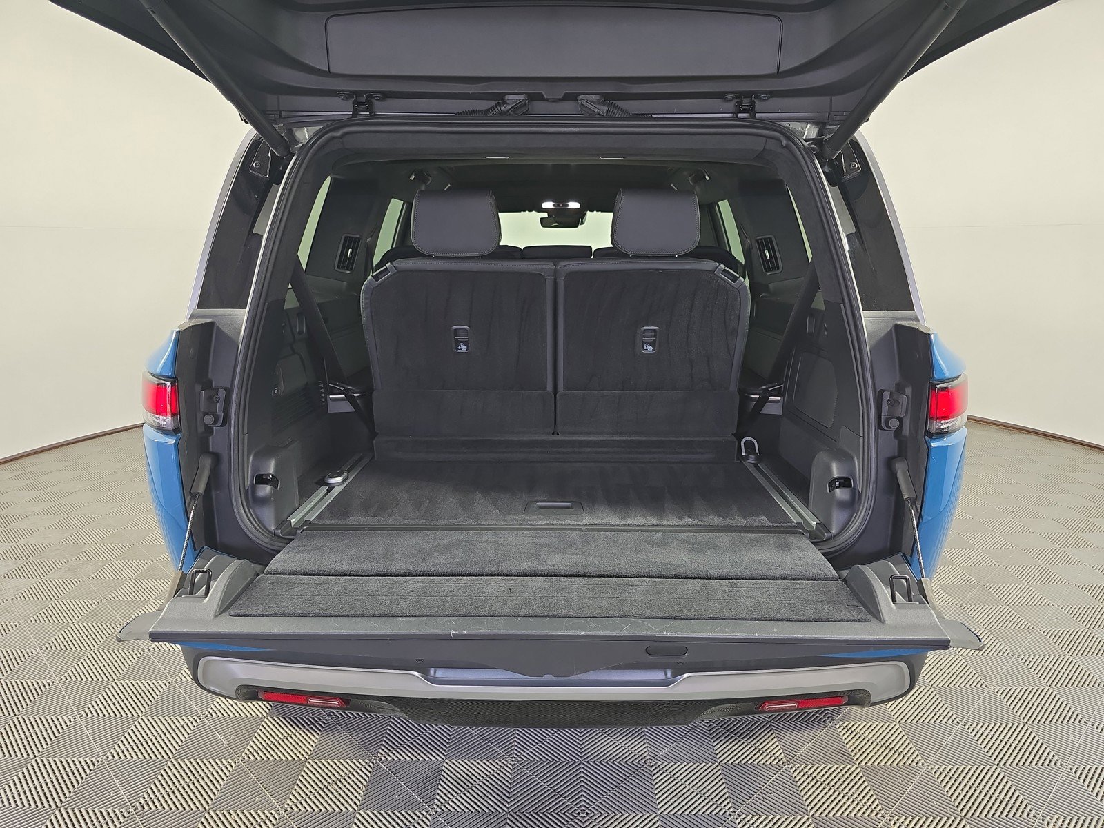 Used 2023 Rivian R1S Adventure AWD/4WD image 15