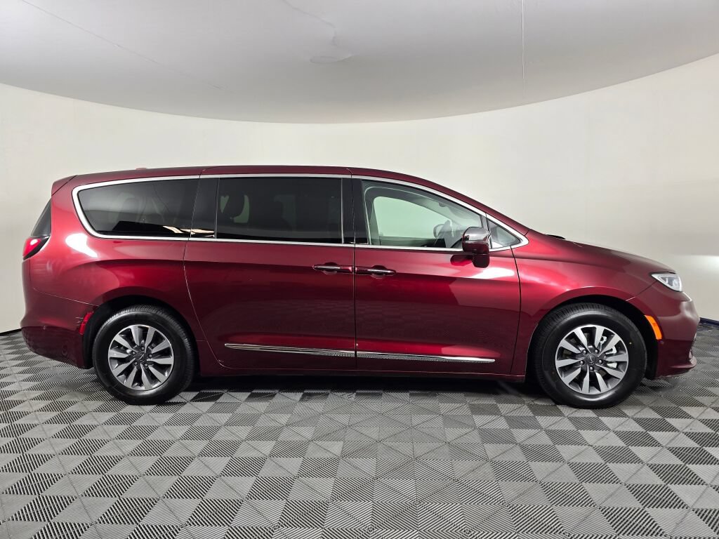 Used 2022 Chrysler Pacifica Limited w/ Uconnect Theater Family Group FWD image 2
