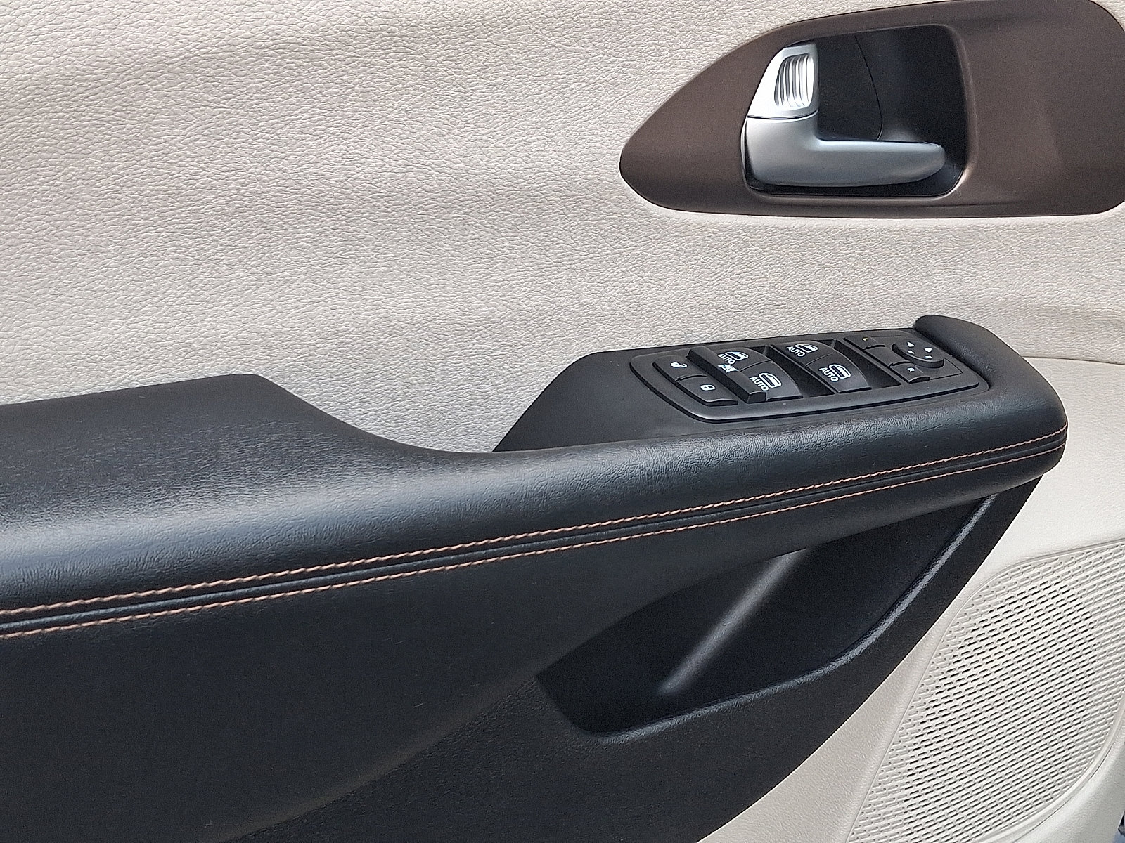 Used 2017 Chrysler Pacifica Touring-L Plus image 15