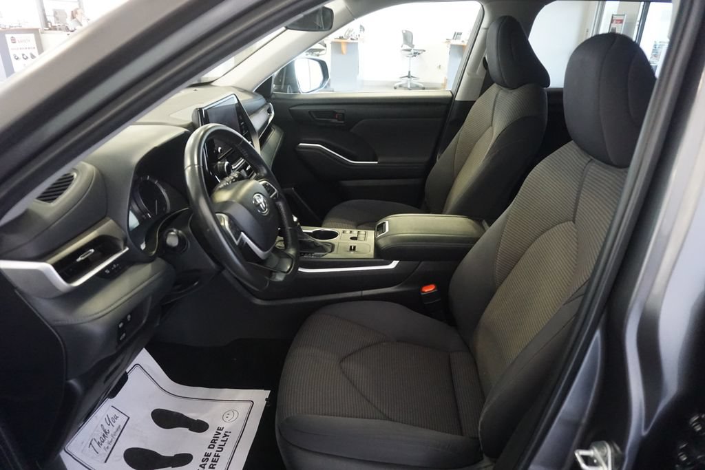 Certified 2024 Toyota Highlander LE FWD image 19