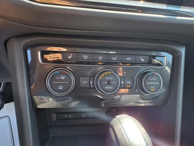 Used 2021 Volkswagen Tiguan SE w/ Panoramic Sunroof Package image 16