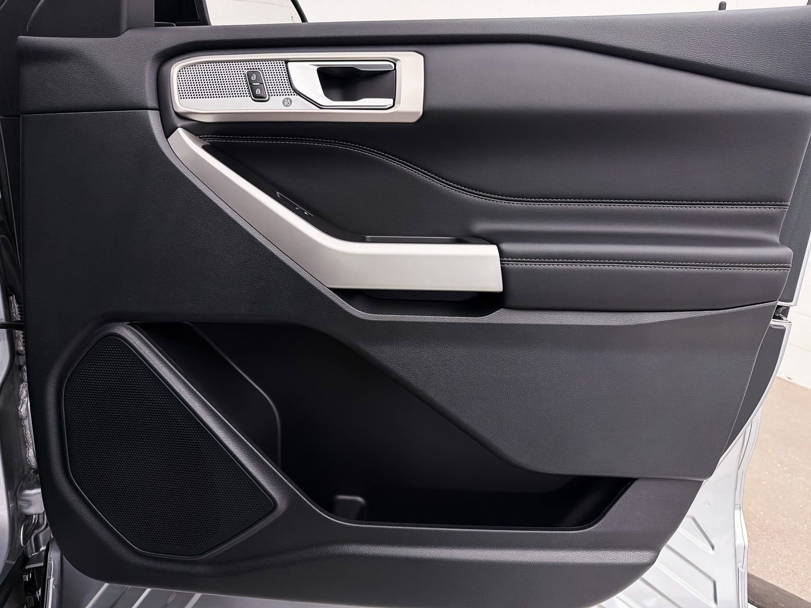 Used 2024 Ford Explorer XLT w/ Equipment Group 202A image 32