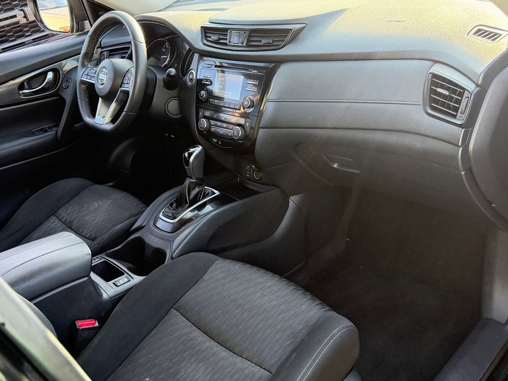 Used 2017 Nissan Rogue SV AWD/4WD image 14