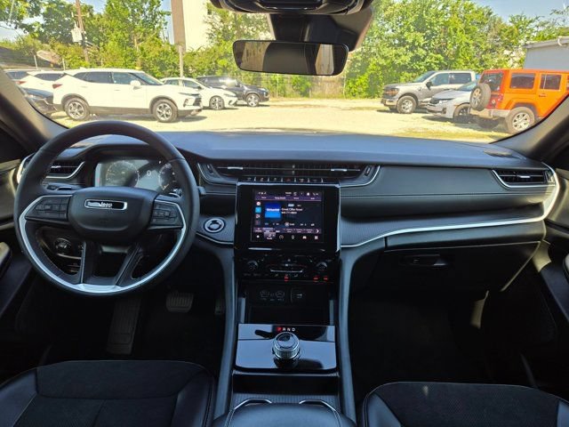 Used 2025 Jeep Grand Cherokee Altitude AWD/4WD image 24