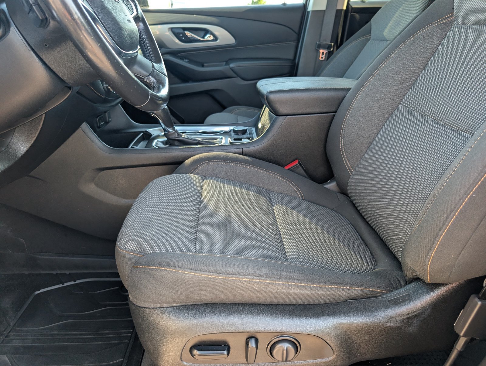 Used 2020 Chevrolet Traverse LT w/ LPO, Blackout Package AWD/4WD image 16