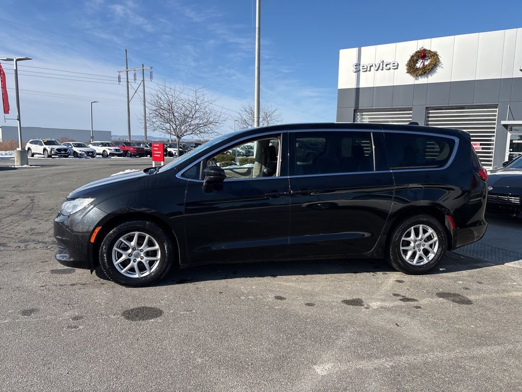 Used 2023 Chrysler Voyager LX image 4