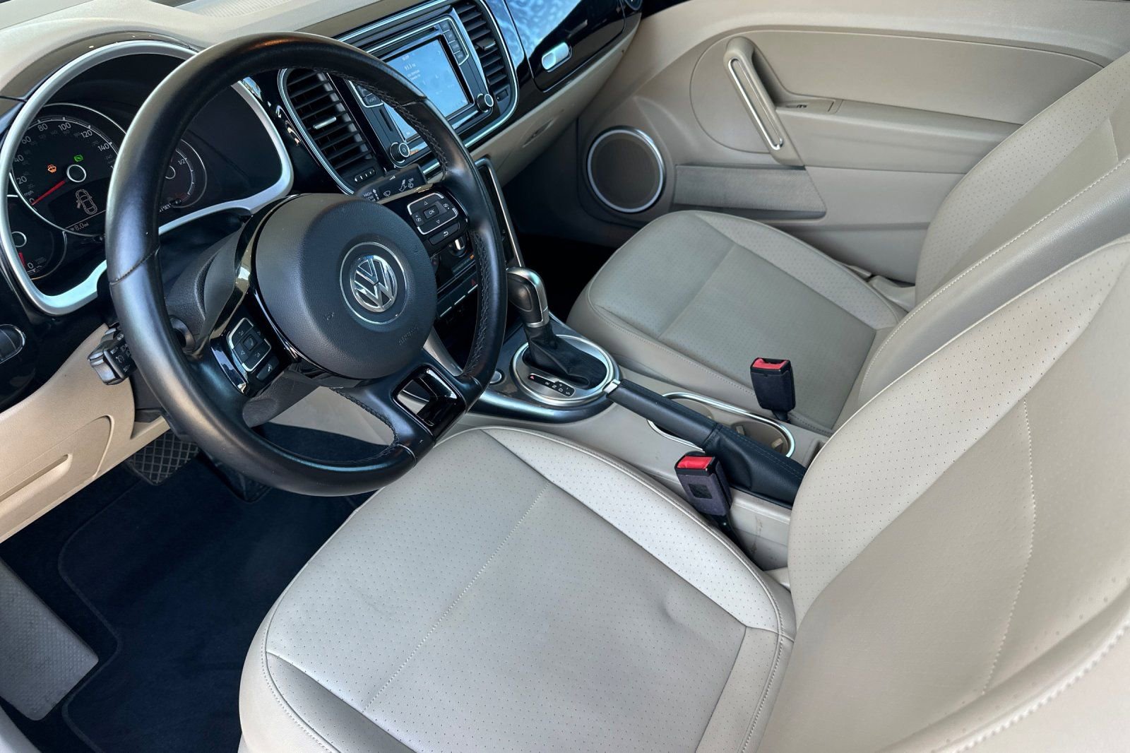 Used 2018 Volkswagen Beetle 2.0T S w/ Style & Comfort Package FWD image 9