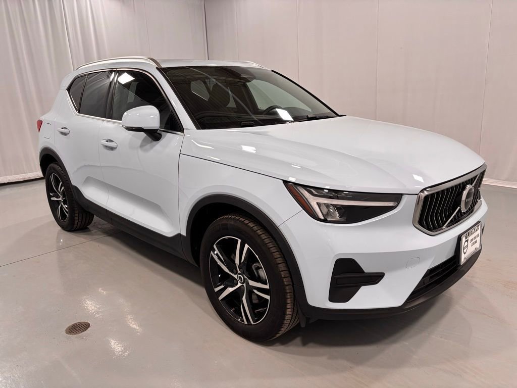Certified 2025 Volvo XC40 B5 Core image 4