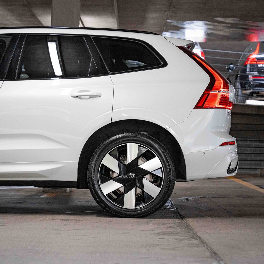 Certified 2024 Volvo XC60 T8 Plus w/ Protection Package Premier AWD/4WD image 4