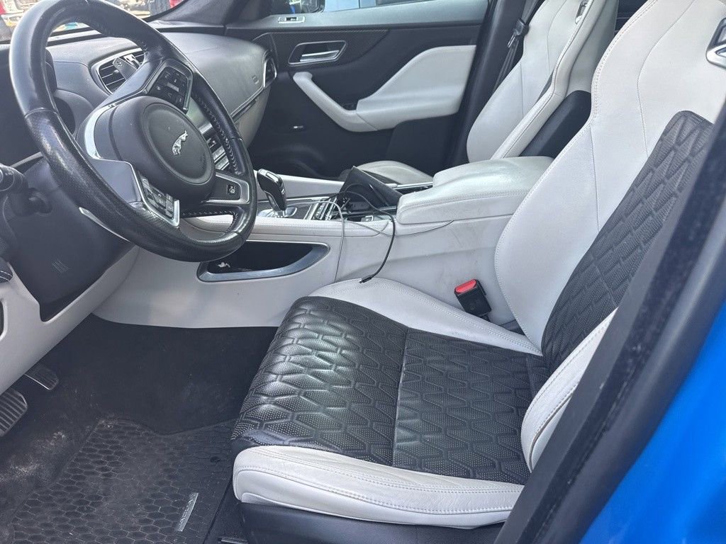 Used 2020 Jaguar F-PACE SVR image 11