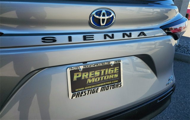 Used 2022 Toyota Sienna XLE image 12