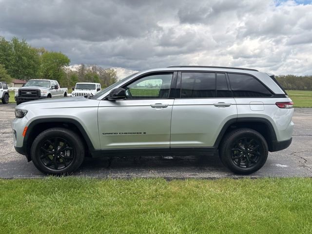 Used 2024 Jeep Grand Cherokee Altitude AWD/4WD image 10