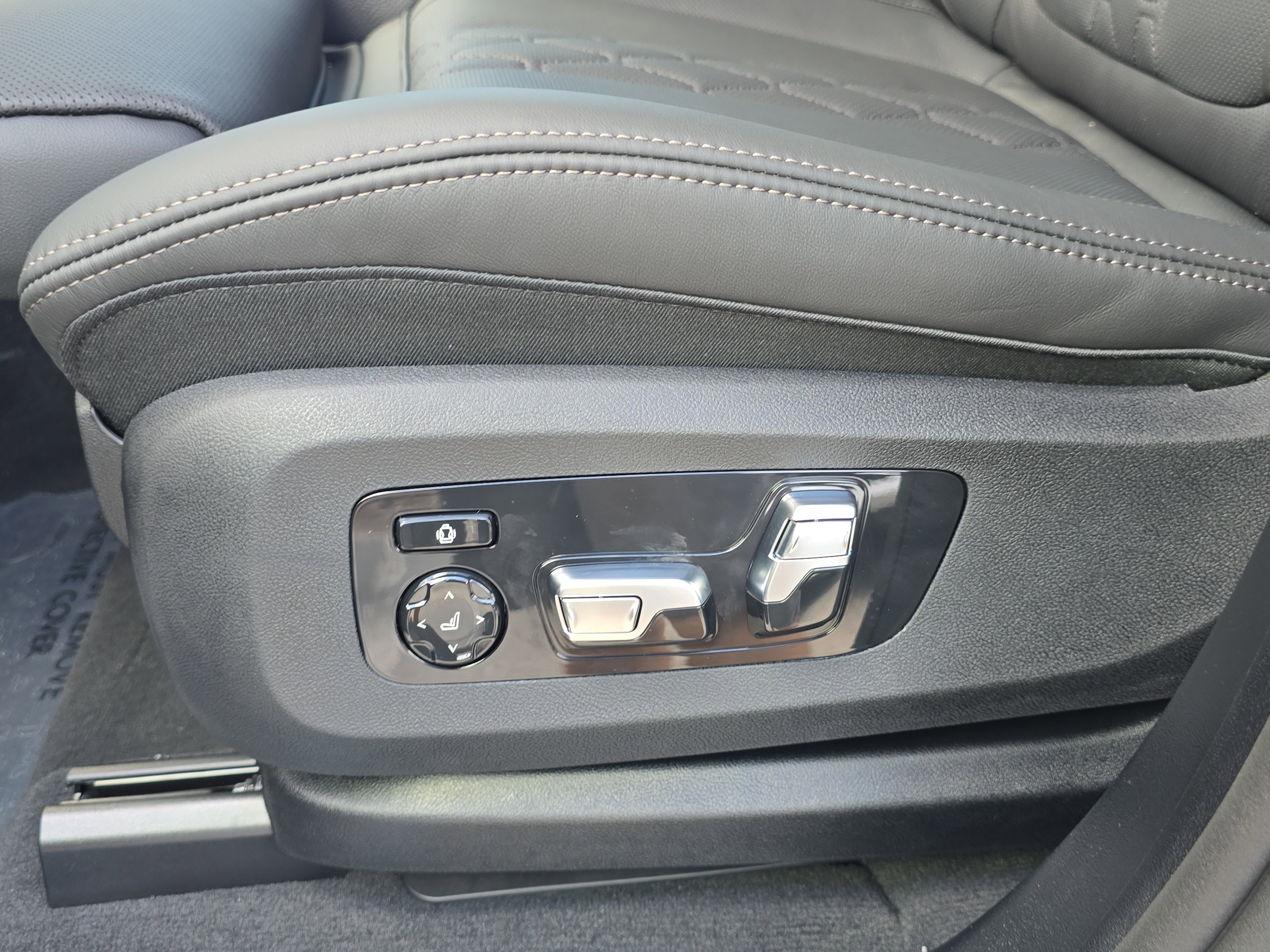 New 2026 BMW X7 M60i image 23