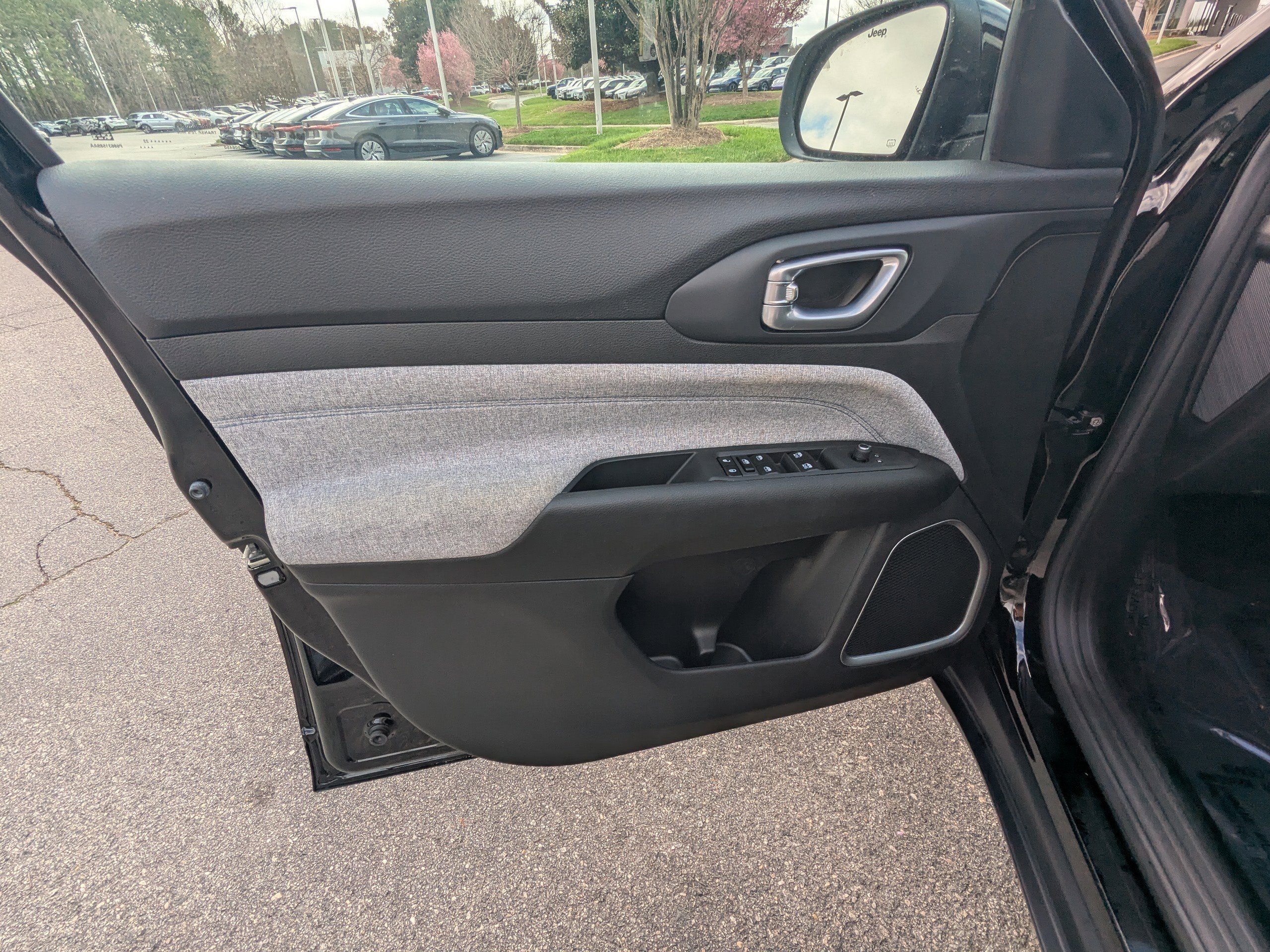 Used 2023 Jeep Compass Latitude w/ Convenience Group image 16