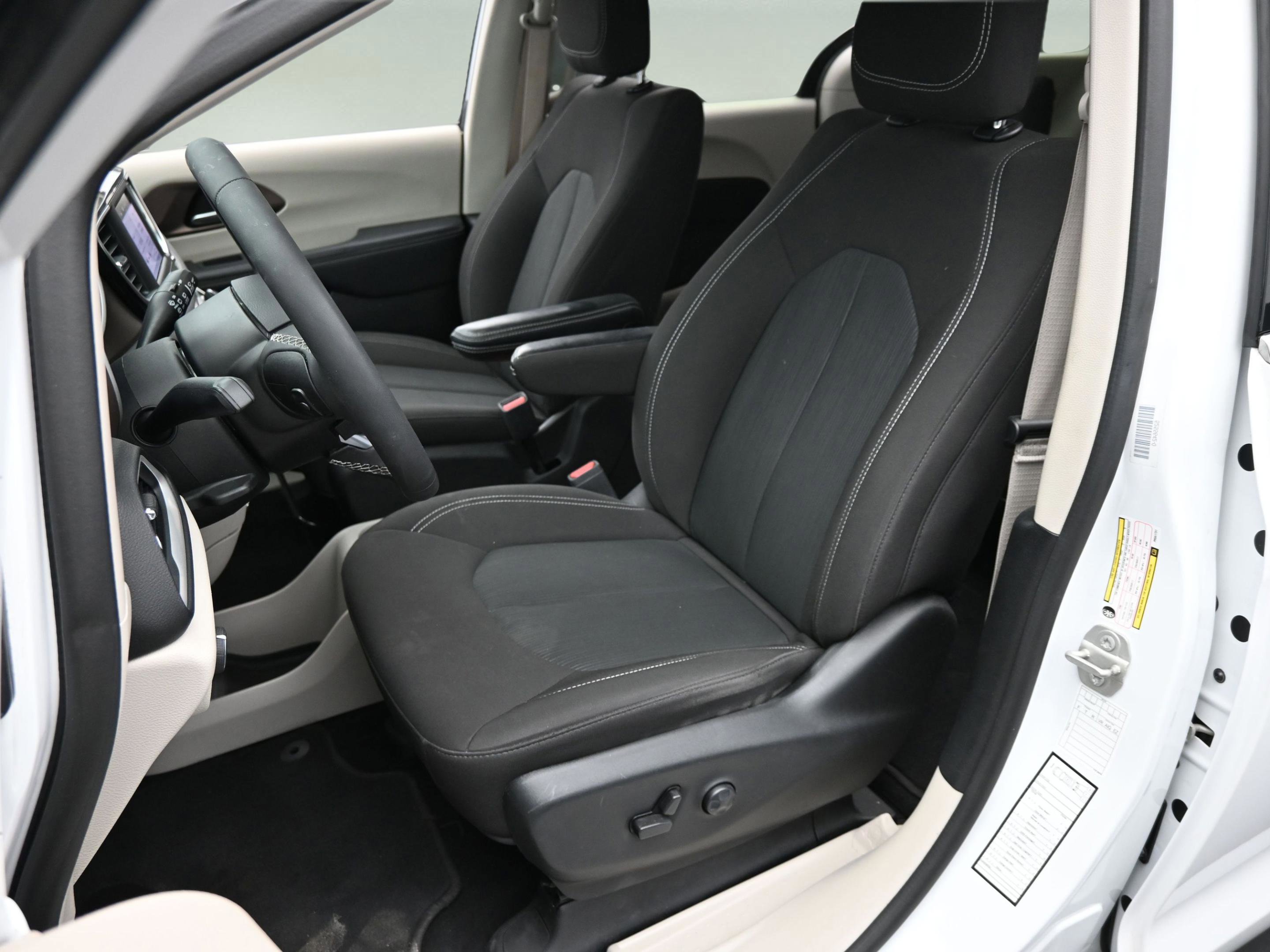 Used 2023 Chrysler Voyager LX image 13