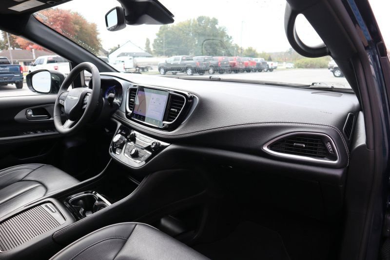 Used 2025 Chrysler Pacifica Limited FWD image 20