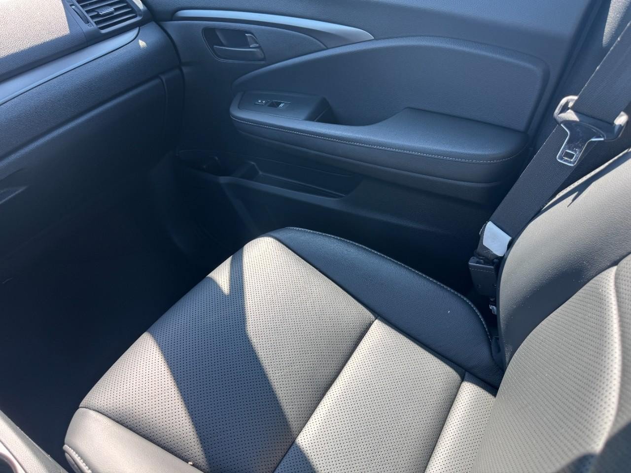 Used 2023 Honda Passport EX-L image 16
