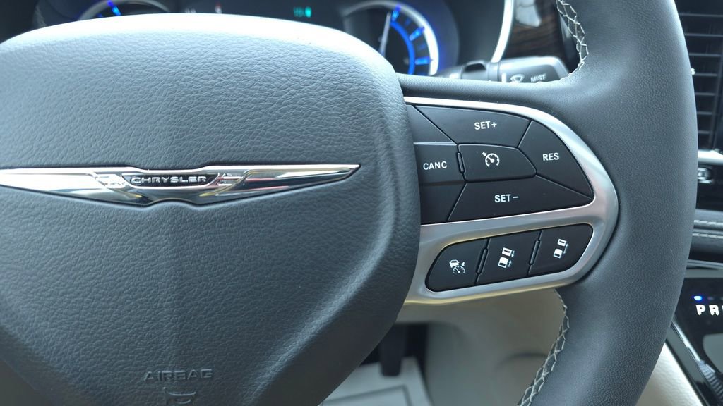 Certified 2022 Chrysler Pacifica Limited FWD image 33