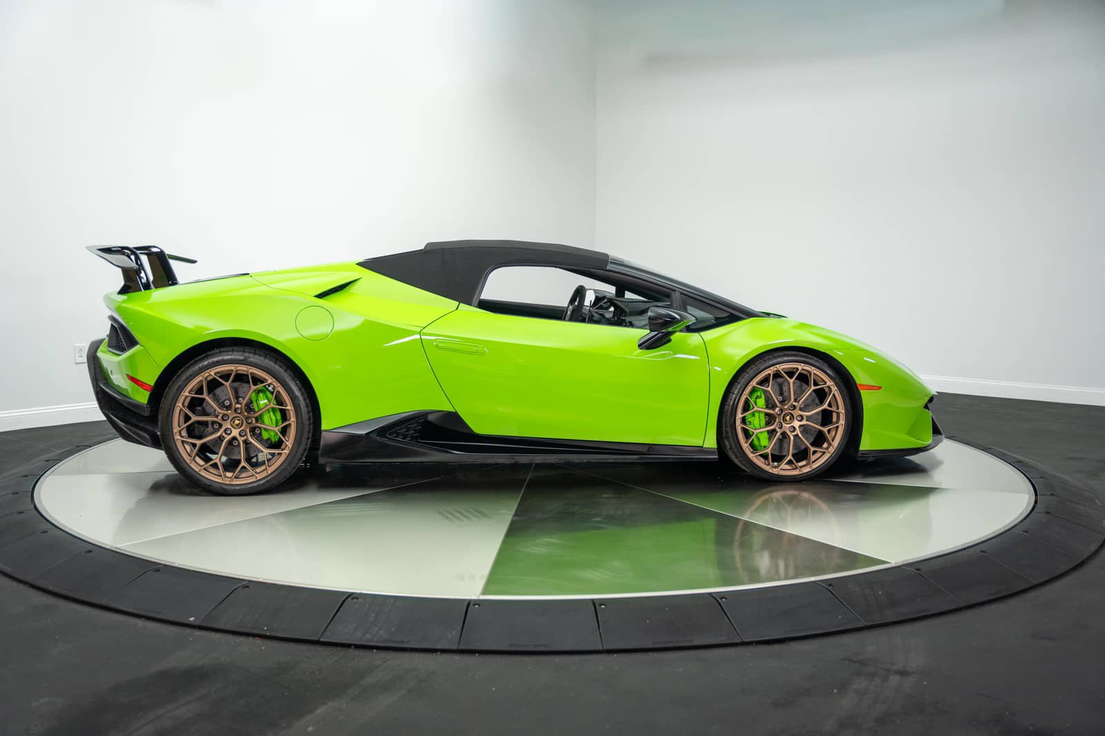 Used 2019 Lamborghini Huracan Performante AWD/4WD image 10