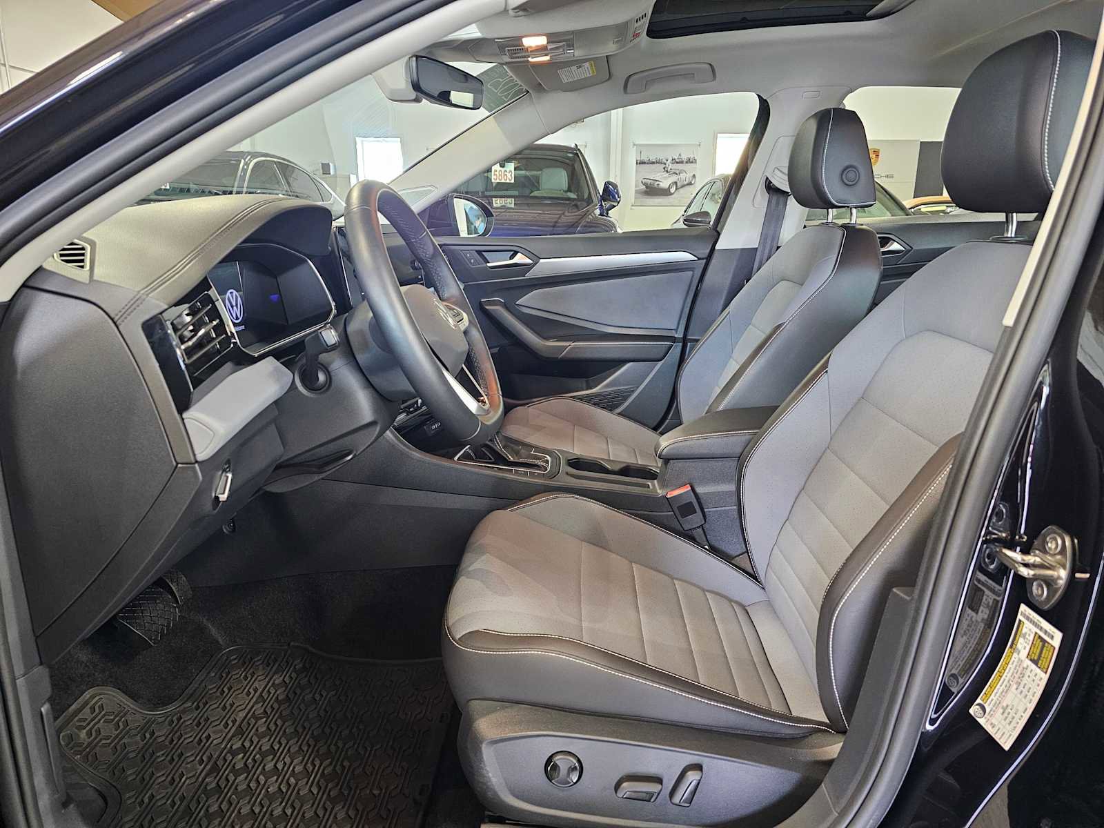 Certified 2025 Volkswagen Jetta SE FWD image 22