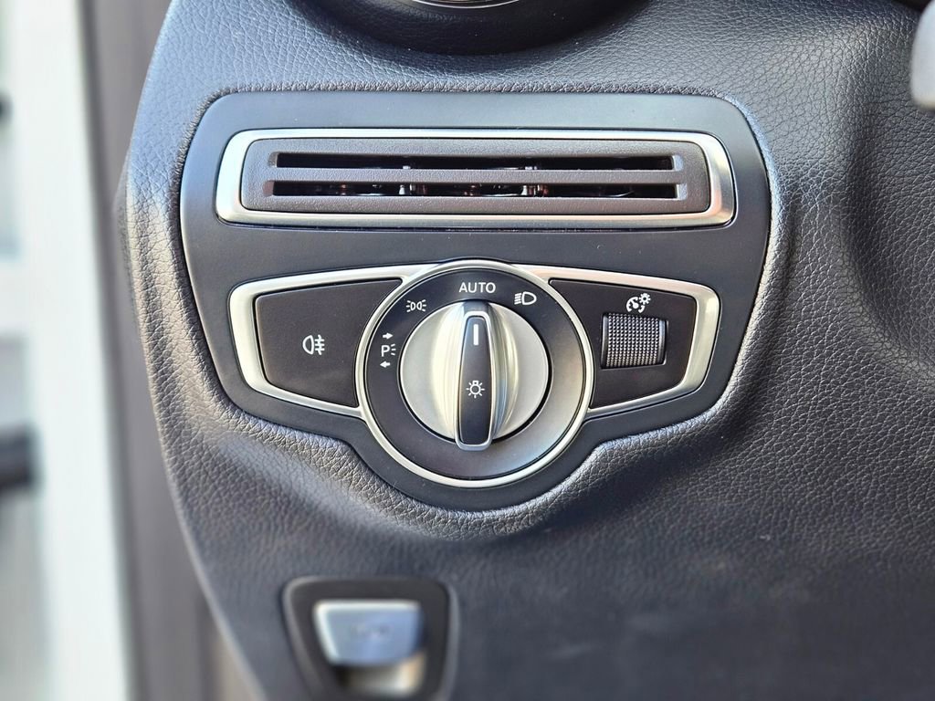 Used 2019 Mercedes-Benz GLC 300 4MATIC image 25