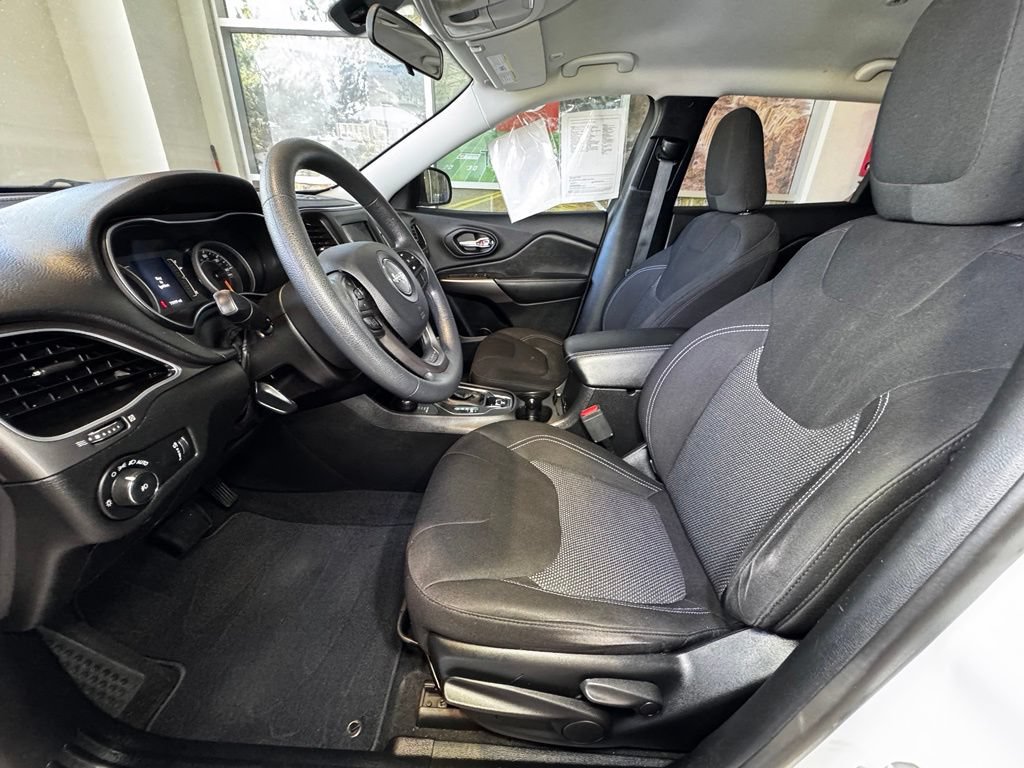 Used 2019 Jeep Cherokee Latitude w/ Popular Appearance Group AWD/4WD image 19