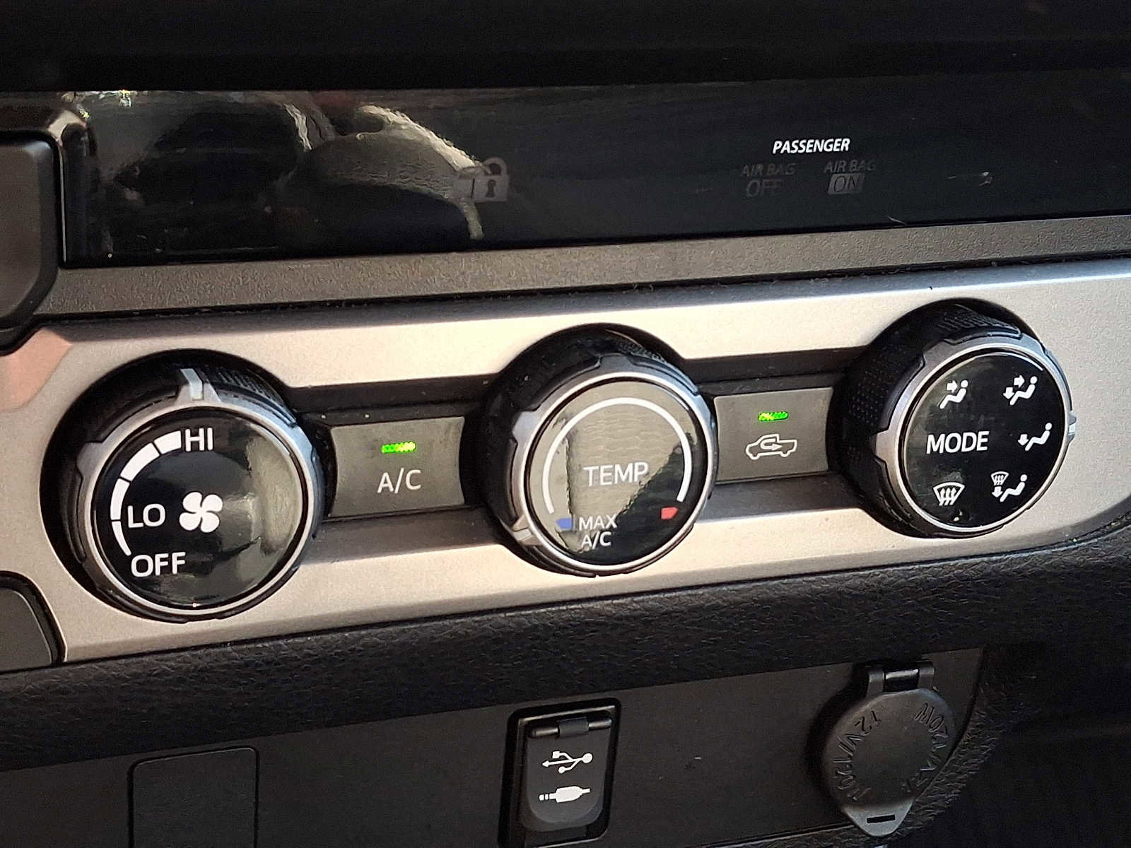 Used 2016 Toyota Tacoma SR image 13