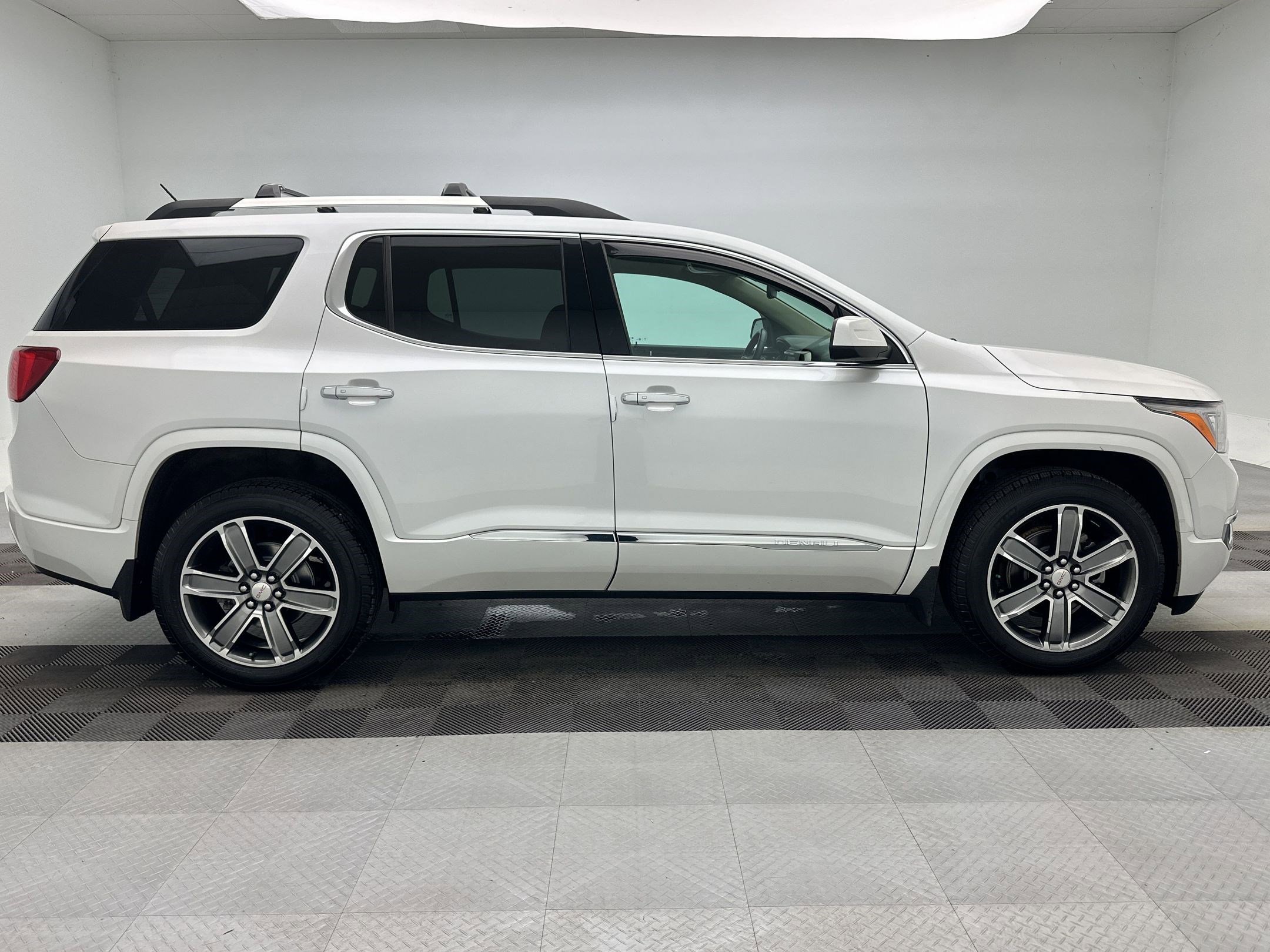 Used 2017 GMC Acadia Denali w/ Technology Package image 8